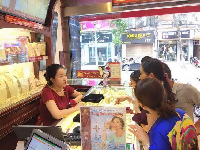 Giá vàng tiếp tục đi xuống, rời xa mốc 42 triệu đồng/lượng