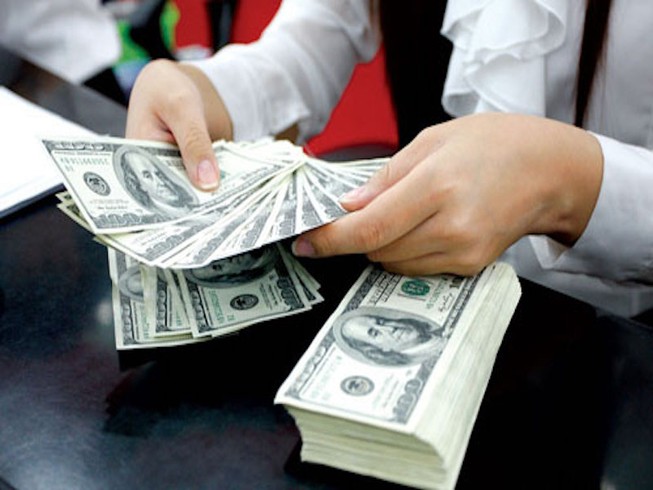 Giá USD tại ngân hàng tăng mạnh, đắt hơn chợ đen