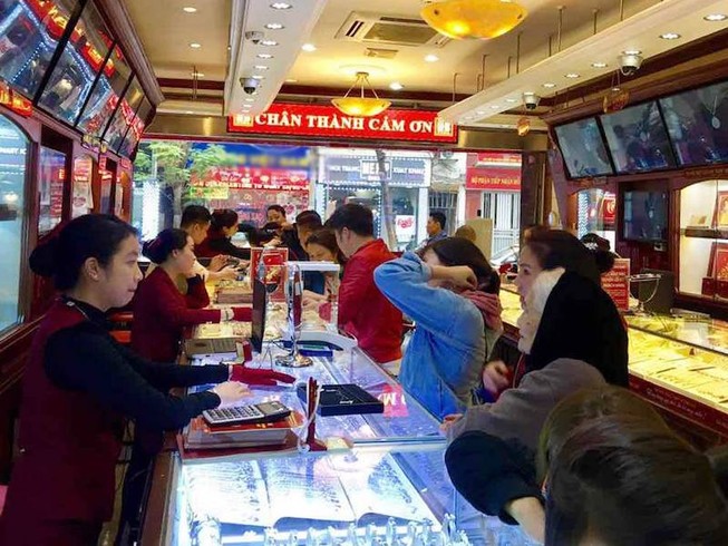 Doanh nghiệp khuyên người dân mua bán vàng