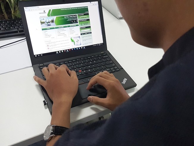 Bùng nổ 'cơn lốc' miễn giảm phí dịch vụ ngân hàng