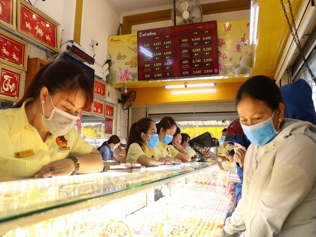Giá vàng thế giới tăng chóng mặt