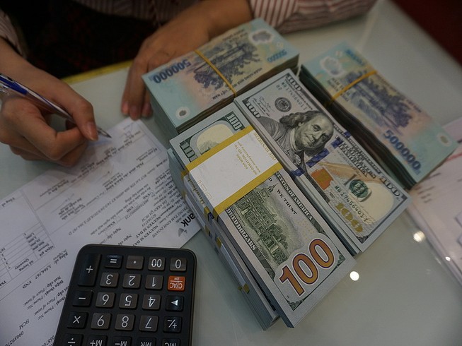 Giá USD chợ đen bất ngờ giảm mạnh