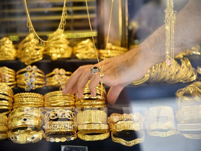 Giá vàng trong và ngoài nước tiếp tục leo thang