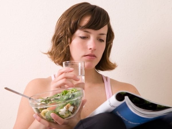 Vì sao không nên vừa ăn vừa uống nước? | Dinh dưỡng | PLO