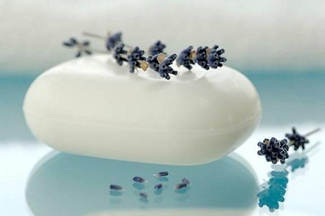 Lý do bạn nên dùng xà bông thay sữa tắm