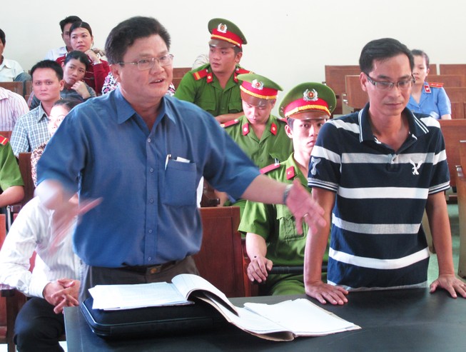 Thông tin mới vụ kiện công an vì bị… khám ngực