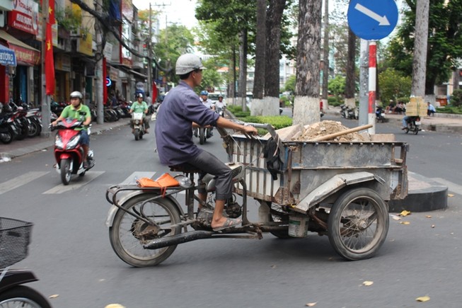 Xe 'mù’, xe ‘mờ’ cản trở giao thông Sài Gòn