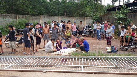 Thương tâm cháu bé bị tường rào sập đè tử vong