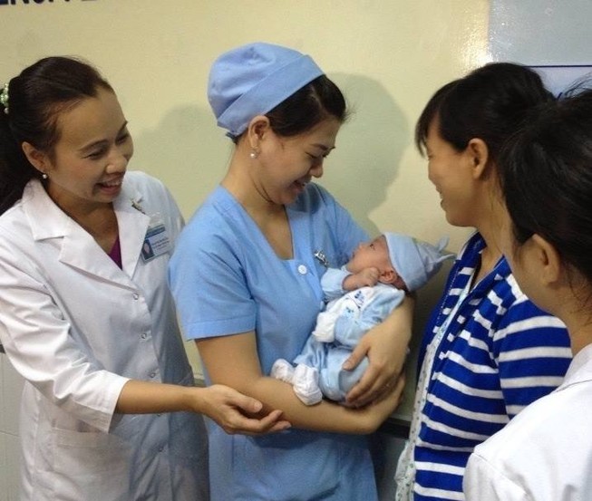 Bé bị đâm dao vào đầu tái khám, cân nặng tăng 0,5 kg
