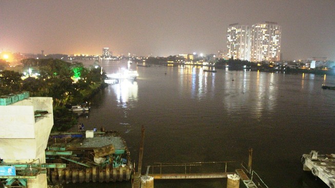 Đội mưa tìm cô gái nhảy cầu Sài Gòn