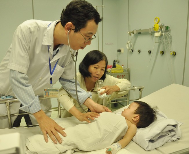 Hi hữu bé ngạt nước 10 phút được cứu sống
