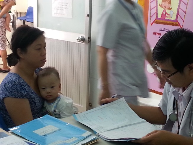 Bé 10 tháng tuổi nghi nuốt kim bấm