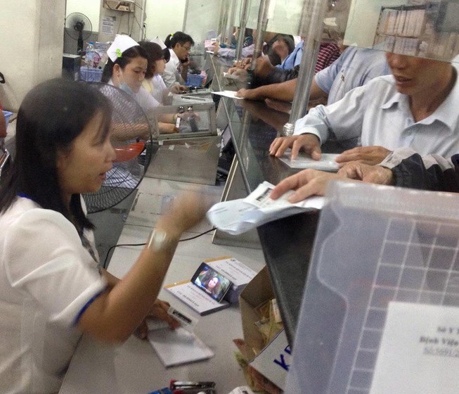 Đình chỉ công tác nhân viên vừa thu viện phí vừa xem phim