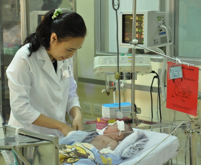 Bé bị đâm vào đầu vẫn còn sốt do viêm màng não mủ