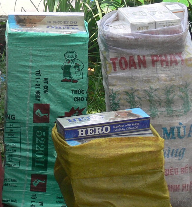 Bắt đối tượng vận chuyển 2.000 gói thuốc lá lậu
