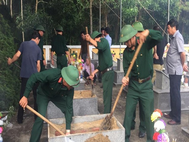 Lấy mẫu sinh phẩm liệt sĩ hy sinh tại hang Tám Cô