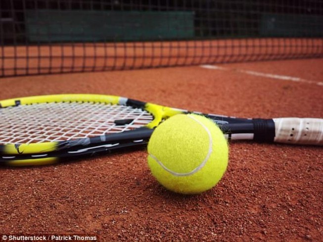 Bóng tennis đập vào ngực, suýt chết vì trụy tim