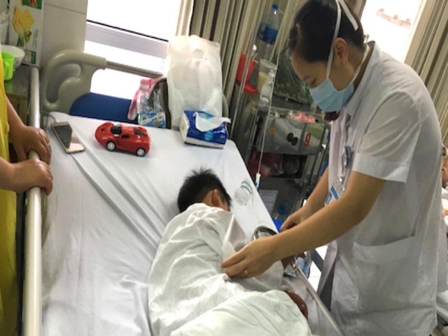 Thêm bé trai 7 tuổi bị chó nhà cắn đứt rời môi
