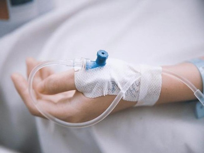 Tự truyền dịch tại nhà, một phụ nữ nguy kịch