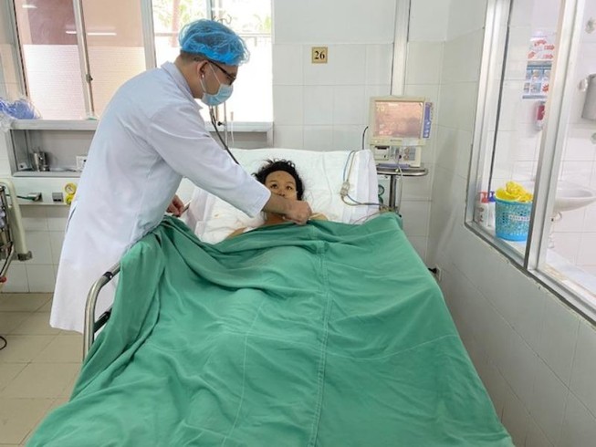 Lọc máu liên tục cứu sản phụ trẻ vừa sinh song thai