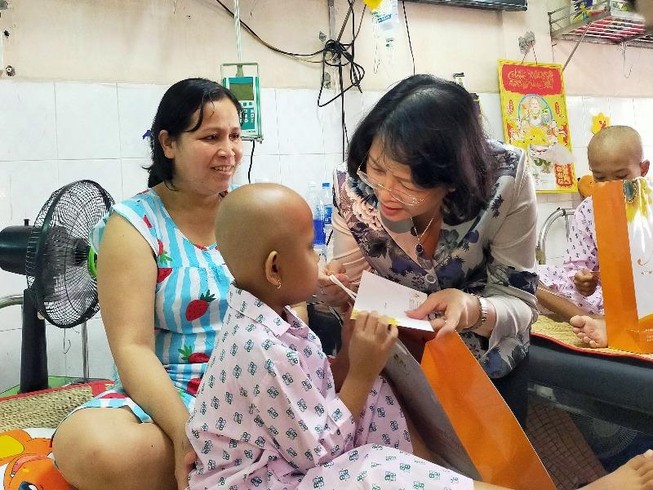 Phó Chủ tịch nước thăm, tặng quà tết cho bệnh nhân ung thư