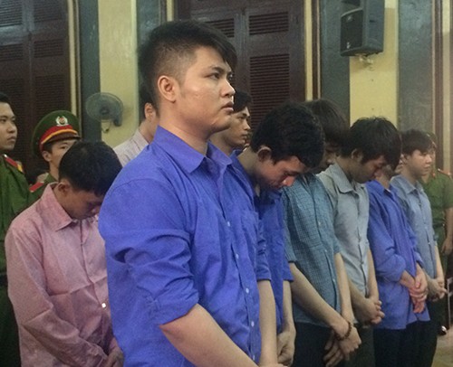Băng cướp dùng roi điện, bình xịt hơi cay lãnh án