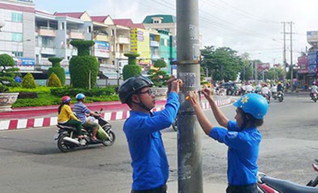 Bình Phước mạnh tay với số điện thoại dán trên cột điện