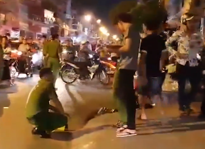 Công an làm việc với 1 người bị tình nghi vụ đâm 2 hiệp sĩ
