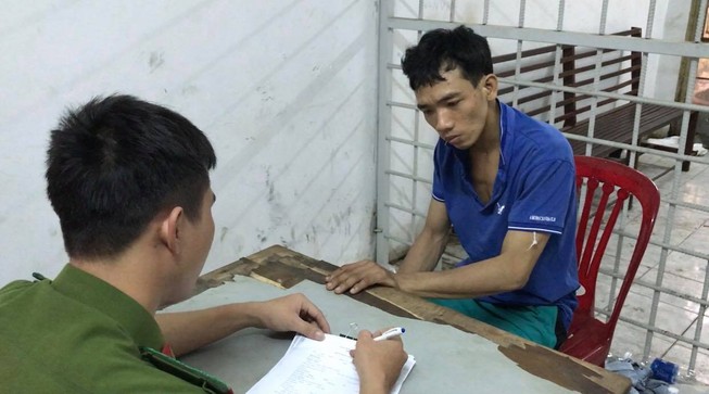 Giải cứu kẻ cướp giật bị kẹt dưới…. rãnh cống