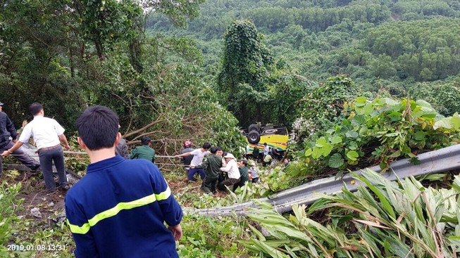Xe khách rơi trên đèo Hải Vân, 21 sinh viên bị nạn