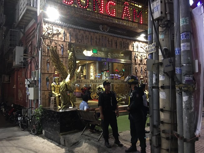 Cảnh sát phong tỏa quán karaoke của ‘Đại gia đeo vàng’ Phúc XO