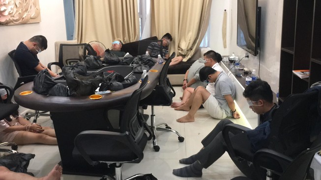 Bắt sòng porker lớn trong chung cư ở Phú Nhuận