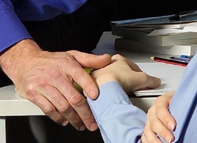Quan hệ với kế toán ở phòng làm việc, chánh án bị cách chức