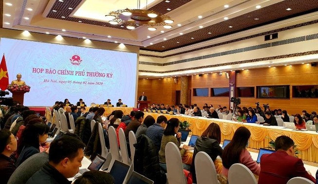‘Đưa tin sai về Corona, sao phạt nghệ sĩ lại chậm?’