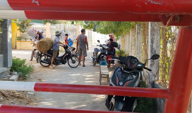 Người dân thôn Văn Lâm 3, xã Phước Nam, huyện Thuận Nam cách ly do dịch COVID-19. ảnh: TỰ SANG