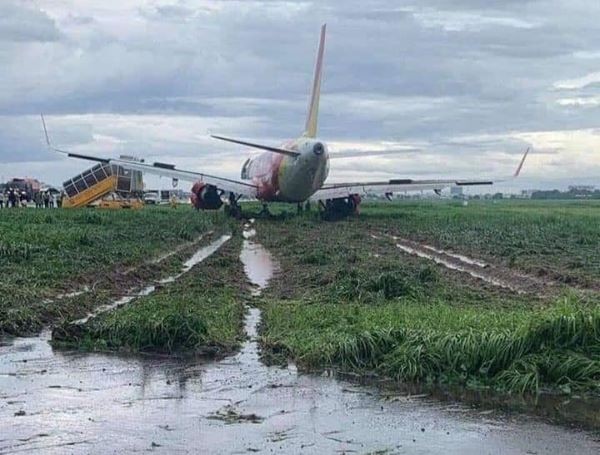 Mưa to, 1 máy bay hạ cánh trượt khỏi đường băng ở Tân Sơn Nhất