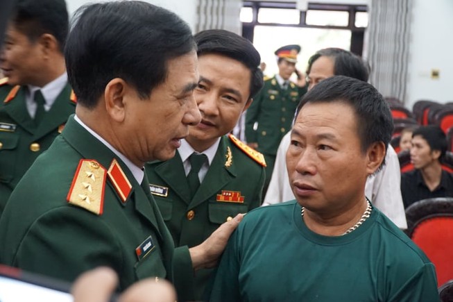 Tướng Phan Văn Giang nghẹn ngào tại buổi họp báo 13 liệt sĩ
