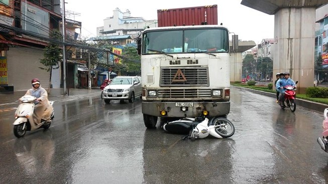 Tạm giữ hình sự tài xế container tông và kéo lê CSGT 200m