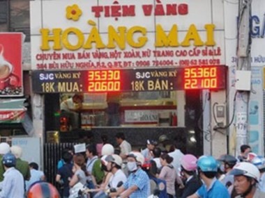 Tướng Phan Anh Minh kiểm tra hồ sơ vụ khám xét tiệm vàng của công an Bình Thạnh