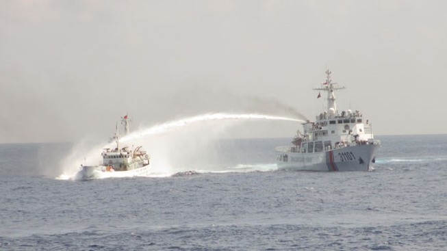 Tàu TQ húc thẳng tàu VN, đã có thủy thủ của ta bị thương
