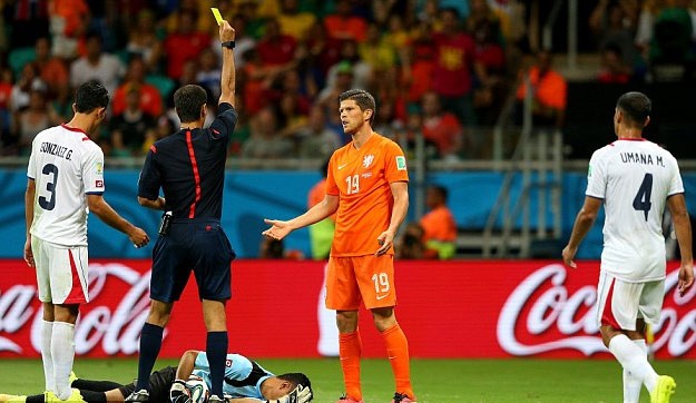 Hai trọng tài ở World Cup 2014 bị nghi dàn xếp tỷ số