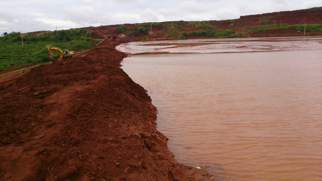 Vụ tràn bùn ở Bauxite Tân Rai: Bùn đất đỏ khác bùn đỏ ra sao?