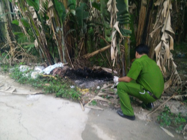 TP.HCM: Phát hiện một thi thể bị đốt cháy đen trong bụi chuối