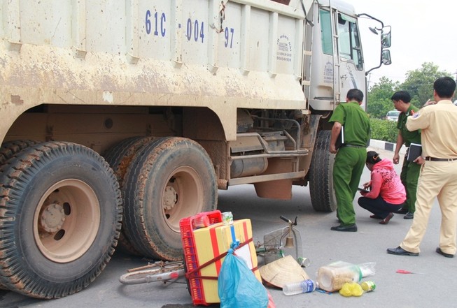 Người phụ nữ bán kem chết thảm dưới bánh xe ben chạy ngược chiều