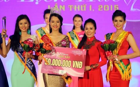 'Nhầm' người đẹp thành hoa hậu, bị phạt 15 triệu đồng