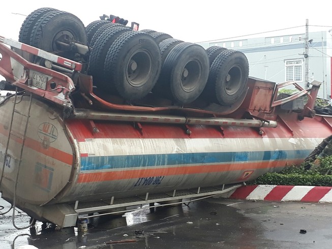 Xe chở dầu lật ngửa sau va chạm, dầu DO tràn ra đường