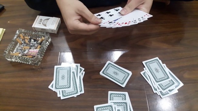 Thanh niên tụ tập đánh bài vui xuân, có bị xử lý?