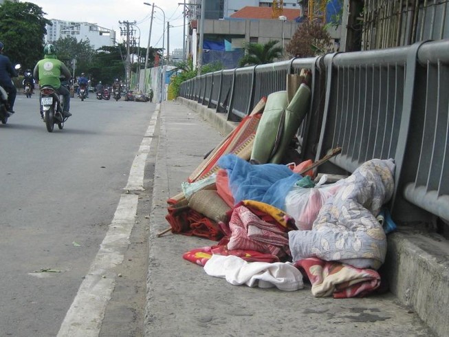 Vứt chăn, nệm cũ ra đường: Phạt đến 7 triệu!