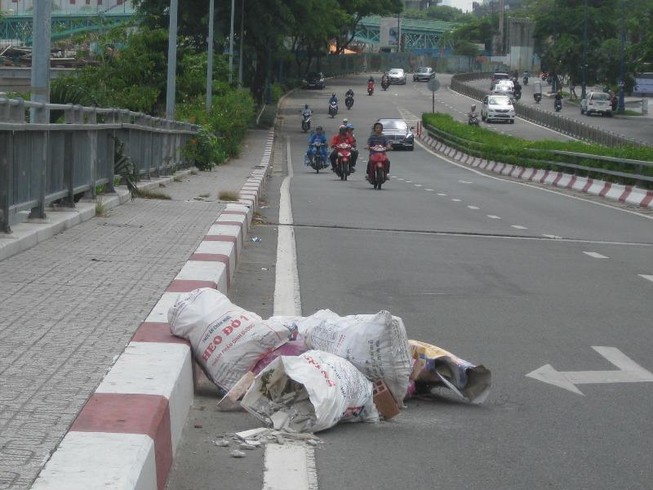 Những bao xà bần nguy hiểm