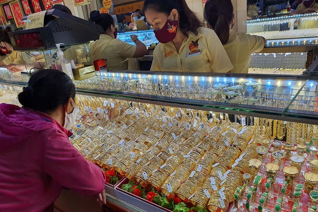 Nhu cầu mua vàng của người dân là có thật trong khi lại không được phép nhập khẩu (ảnh lớn) và số vàng 9999 công an vừa bắt giữ.